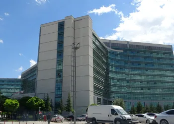 İki aracın karıştığı kazada