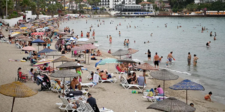 Kuşadası’na tatilci akını başladı