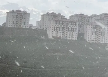 Yüksekova’da dolu yağışı