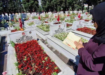 Şehit mezarlığına gelenler bayrama buruk girdiler