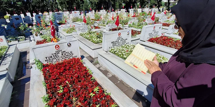 Şehit mezarlığına gelenler bayrama buruk girdiler