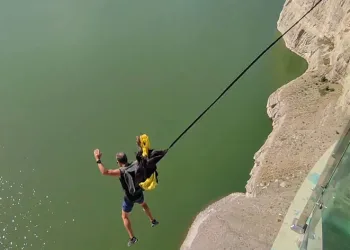 Yarasa adam Tortum Gölü’ne uçtu