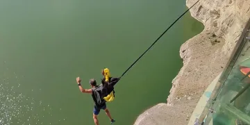 Yarasa adam Tortum Gölü’ne uçtu