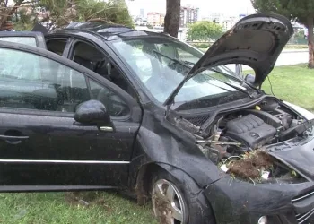 Kontrolden çıkan otomobil refüje girdi
