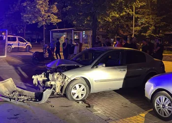 Kontrolden çıkan otomobil direğe çarptı
