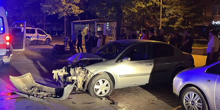 Kontrolden çıkan otomobil direğe çarptı