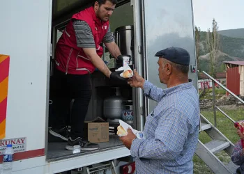 Kızılay ekibinden yemek ikramı