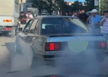 Düğün alanında aracın lastiğini yakan maganda kamerada