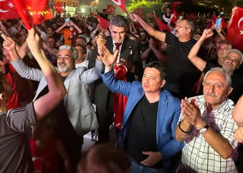 Başkan Aydın, galibiyet coşkusunu vatandaşlarla yaşadı