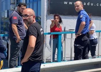 Köprüye çıkan genç kızı polis ikna etti