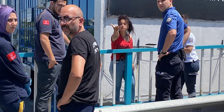 Köprüye çıkan genç kızı polis ikna etti