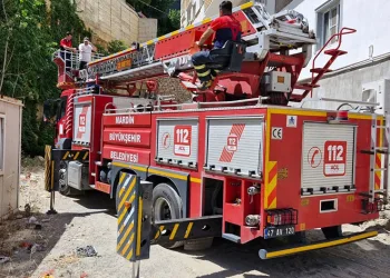 Konteynerin tepesinde mahsur kaldı, itfaiyeyi çağırdı