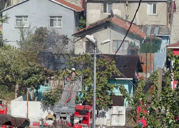 Beykoz’da gecekondu alev alev yandı