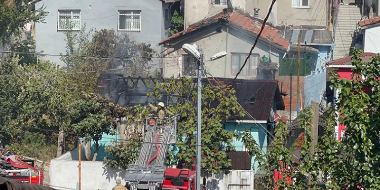 Beykoz’da gecekondu alev alev yandı