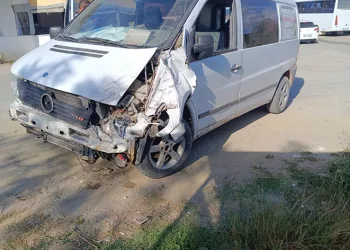 Servis midibüsü ile panelvan araç çarpıştı