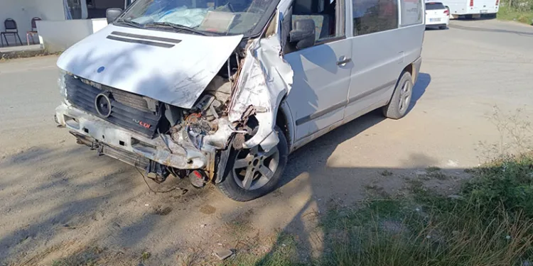 Servis midibüsü ile panelvan araç çarpıştı