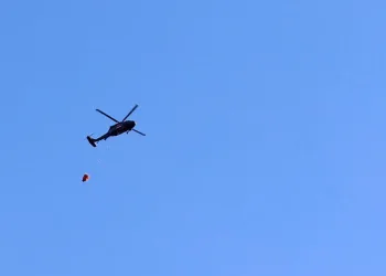 Ormanlık alanda çıkan yangın helikopterle söndürüldü