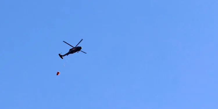 Ormanlık alanda çıkan yangın helikopterle söndürüldü