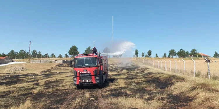 Yangın tarlalara sıçramadan söndürüldü