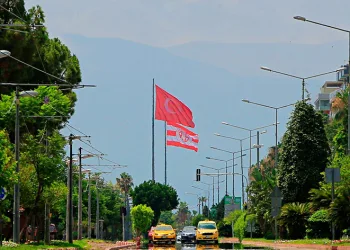 Şehrin üzerini sis bulutu kapladı