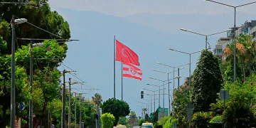 Şehrin üzerini sis bulutu kapladı