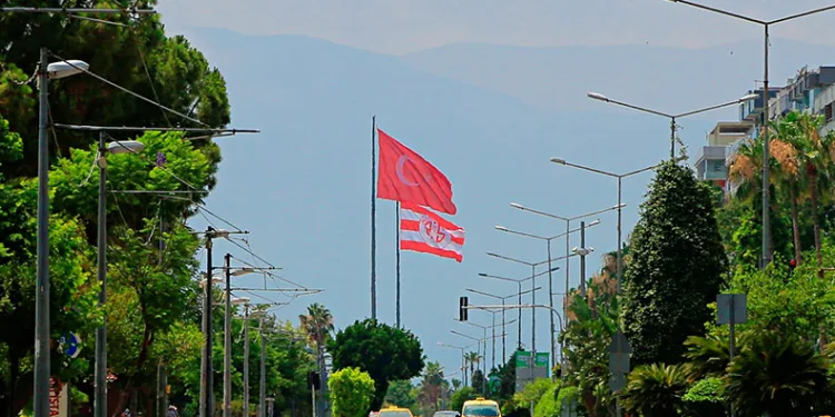 Şehrin üzerini sis bulutu kapladı