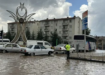 Uşak’ta yağmur ve dolu yolları göle çevirdi