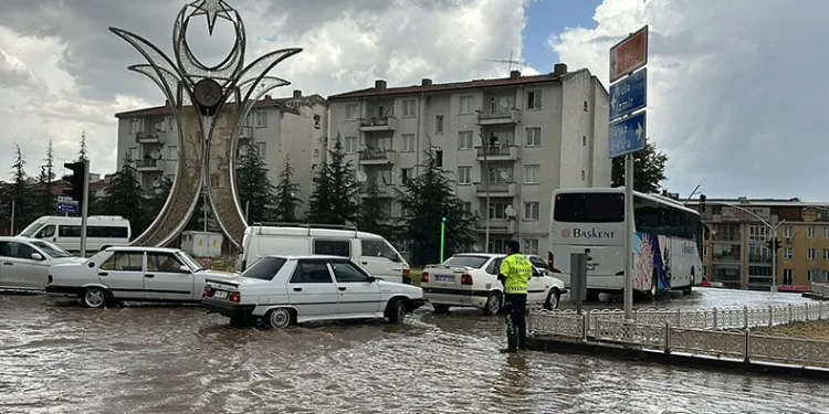 Uşak’ta yağmur ve dolu yolları göle çevirdi