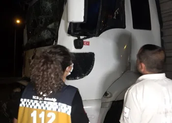 Tıra arkadan çarpan kamyonetin sürücüsü şoför kabininde sıkıştı