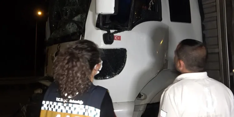 Tıra arkadan çarpan kamyonetin sürücüsü şoför kabininde sıkıştı