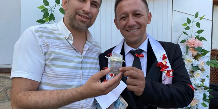 Damada takı olarak safran taktılar