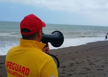 Cankurtaranlar sahilde megafonla uyarı yapıyor