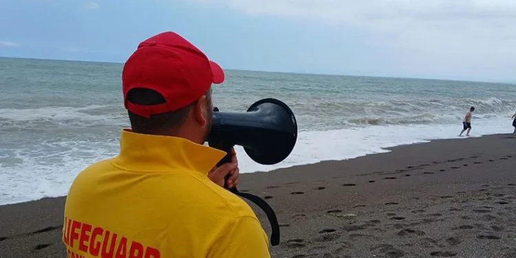 Cankurtaranlar sahilde megafonla uyarı yapıyor