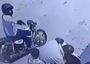Dede torunlarının gözü önünde vuruldu