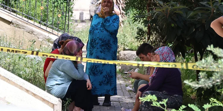 Boşandığı karısını öldürüp intihar etti