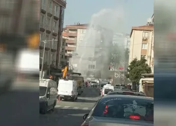 Bayrampaşa’da iş makinesi su borusunu patlattı