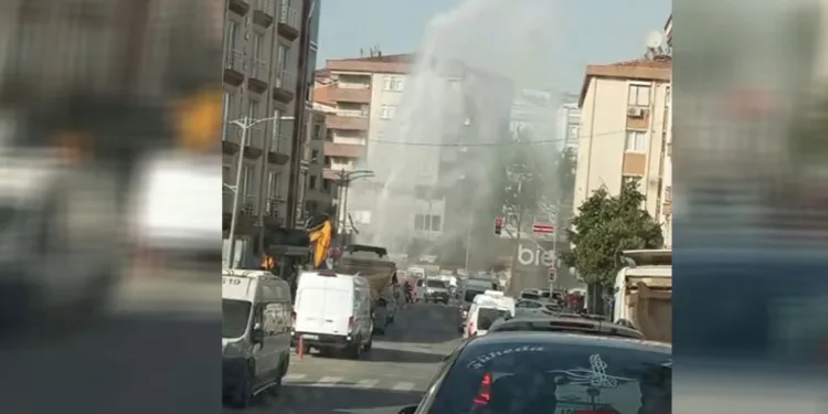 Bayrampaşa’da iş makinesi su borusunu patlattı