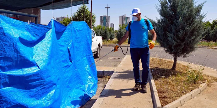 Kurban satış ve kesim yerleri ilaçlanıyor
