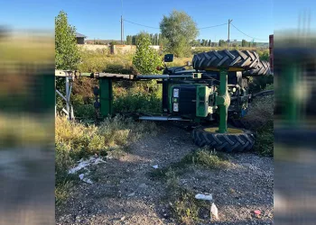 Kurban kesimi yapılan iş makinesi dereye devrildi