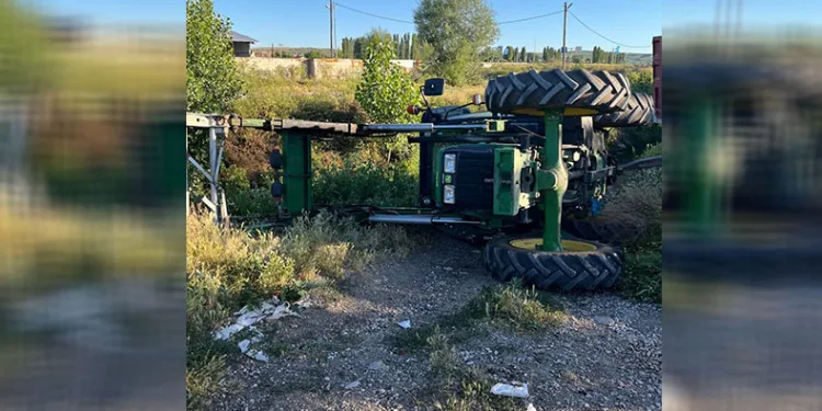 Kurban kesimi yapılan iş makinesi dereye devrildi