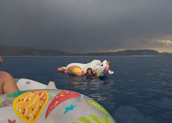 Salda Gölü’nde kurtarılan küçük kız kahramanıyla buluştu