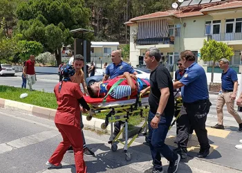Sağlık ocağı önünde kaza yaptılar