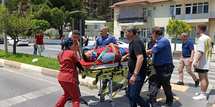 Sağlık ocağı önünde kaza yaptılar