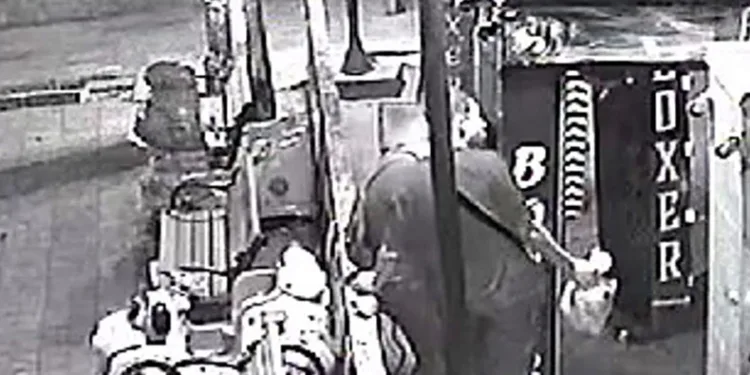 Oyun makinelerinin kilitlerini kırıp paraları çaldılar