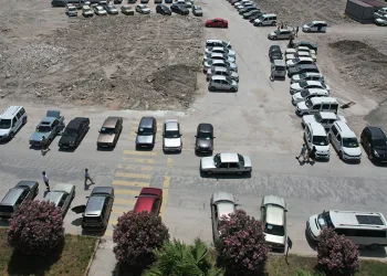 Araba pazarında sessiz bekleyiş