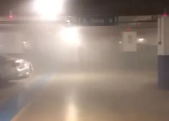Korupark otoparkındaki araç alev alev yandı