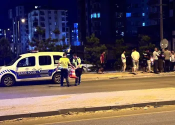 Yolun karşısına geçmek isteyen çifte otomobil çarptı