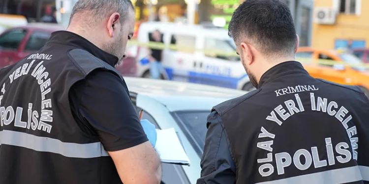 Yasak aşk yaşadığı sevgilisini maket bıçağıyla öldürdü