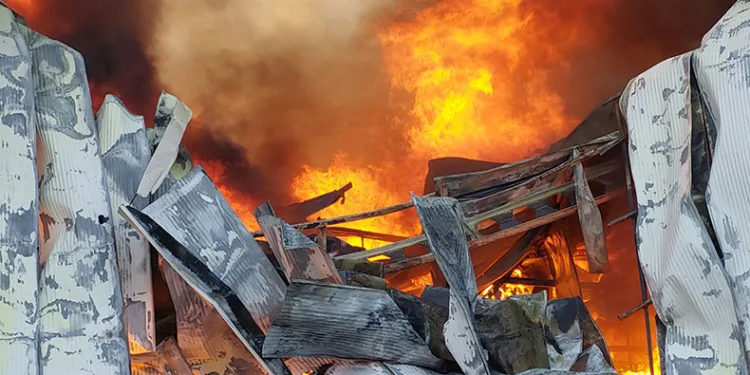 Bebek bezi fabrikası alev alev yandı