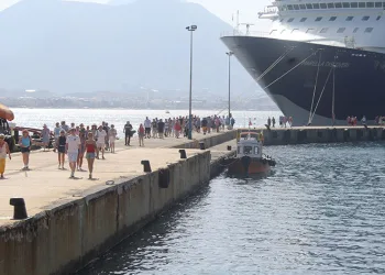 Turistleri taşıyan yolcu gemisi Alanya’da demirledi